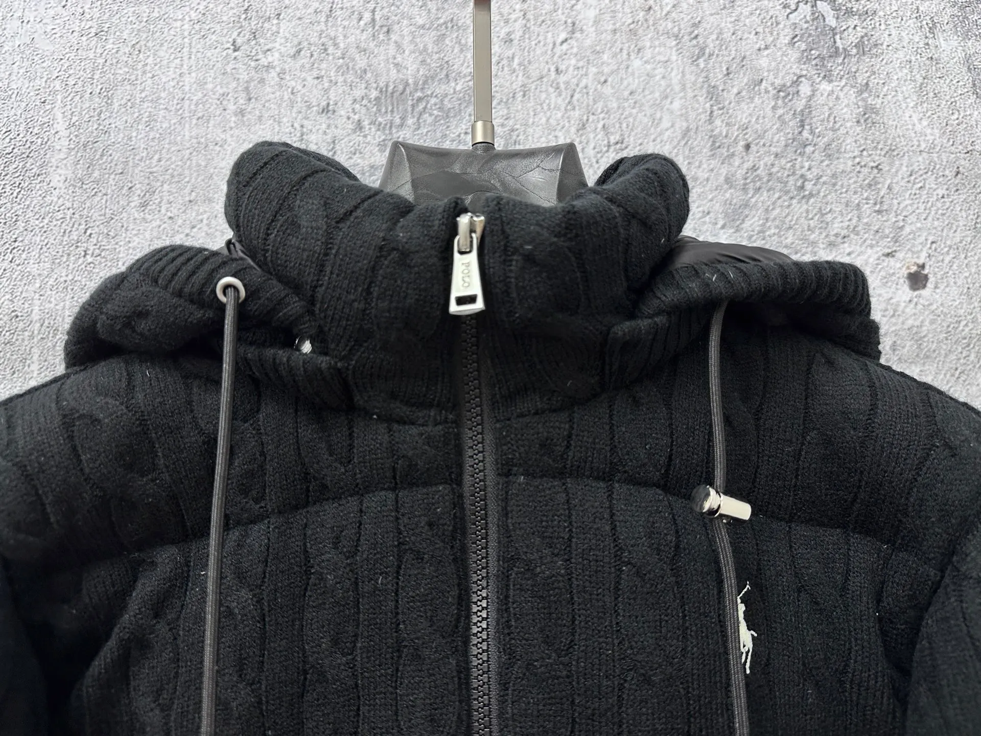 P1000 【Rah Lauren】Ralph Lauren cable down jacket. The warmth of winter is within reach. Combining classic cable knit with warm down, Rah Lauren's texture choice. Warm winter colors, the answer to classics and style. ❄️Needless to say, the texture speaks for itself and defines your winter style. Color Black Khaki Size S-XL